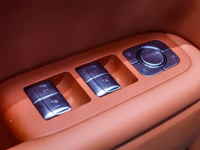 Li Auto L8 — Фото автомобиля 30