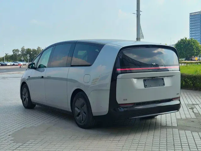 Li Auto MEGA — Фото автомобиля 6