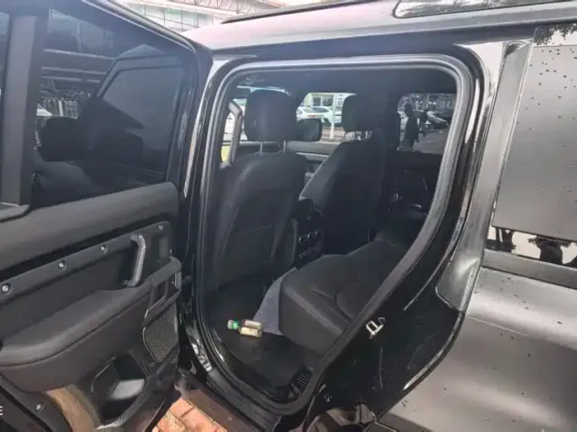 Land Rover Defender — Фото автомобиля 3