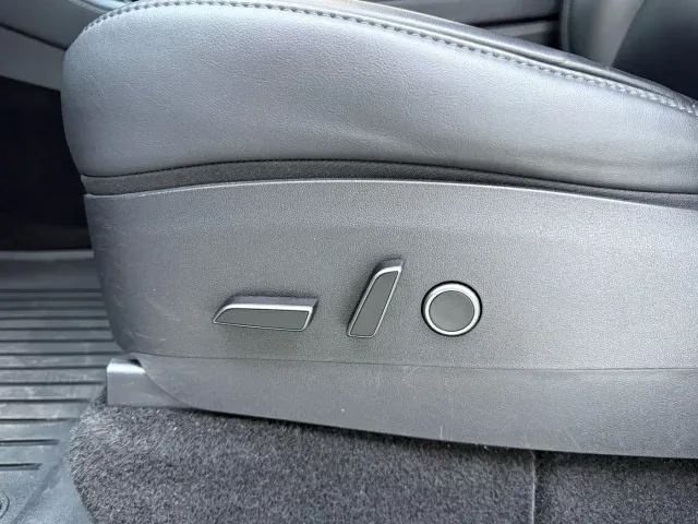 Tesla Model Y — Фото автомобиля 17