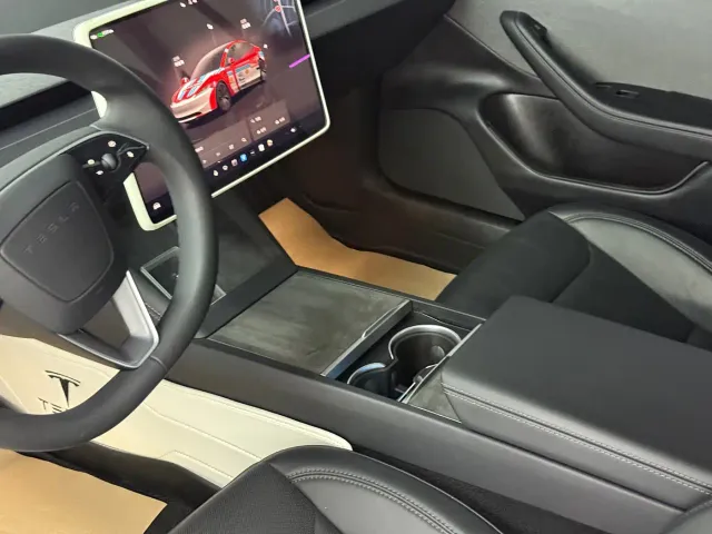 Tesla Model 3 — Фото автомобиля 6