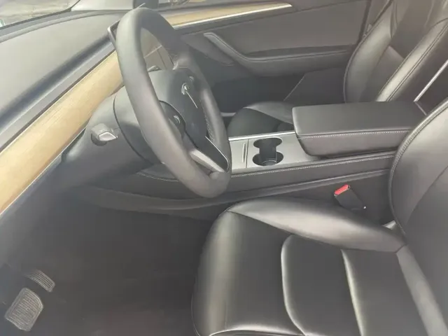 Tesla Model Y — Фото автомобиля 5