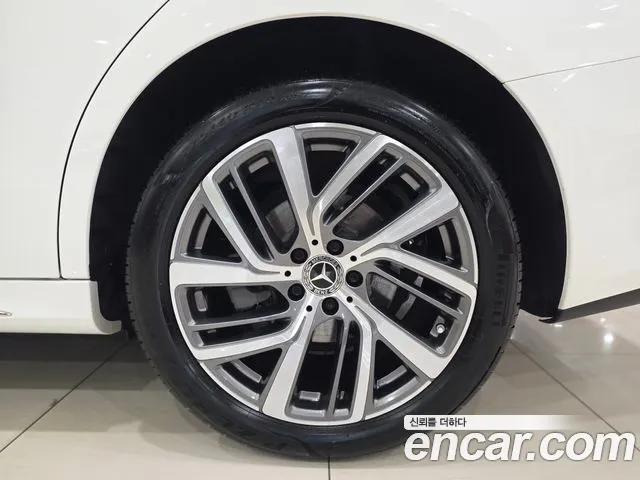 Mercedes-Benz E-Class — Фото автомобиля 7