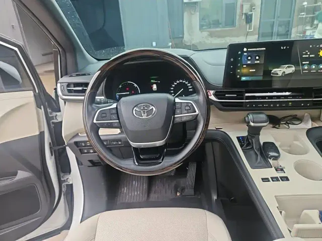 Toyota Sienna — Фото автомобиля 2