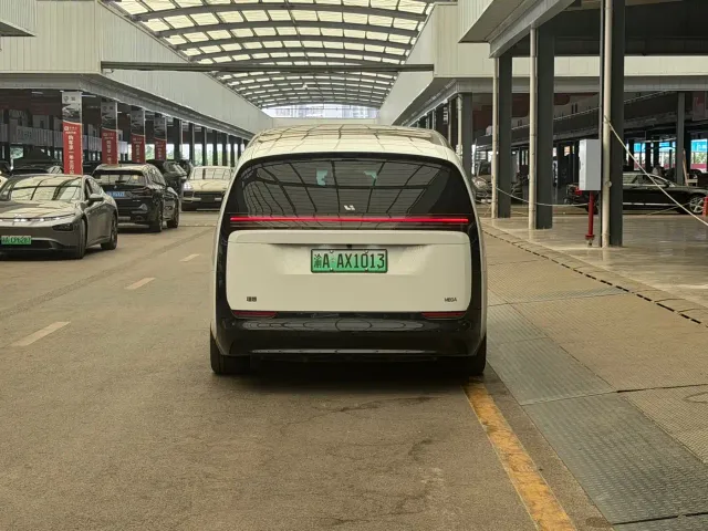 Li Auto MEGA — Фото автомобиля 13