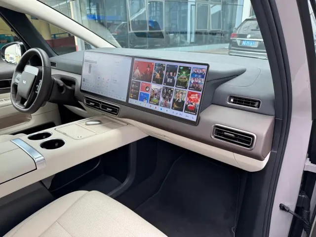 Li Auto MEGA — Фото автомобиля 12