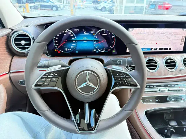 Mercedes-Benz E-Class — Фото автомобиля 8