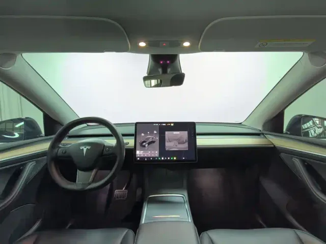 Tesla Model Y — Фото автомобиля 3