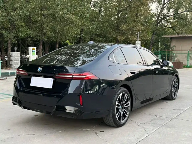BMW 5 Series — Фото автомобиля 24