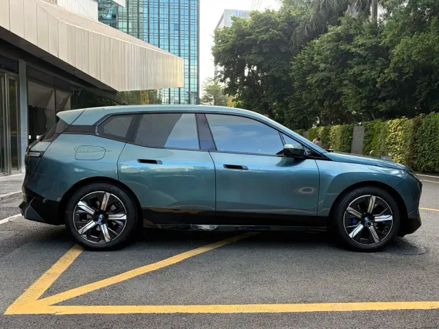 BMW iX — Фото автомобиля 8