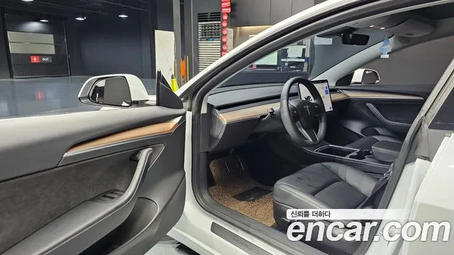 Tesla Model 3 — Фото автомобиля 5