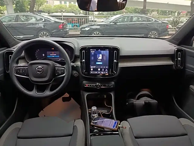 Volvo XC40 — Фото автомобиля 9