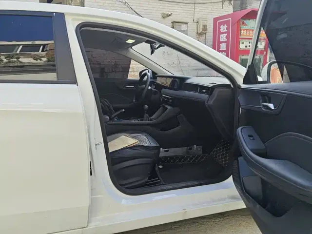 Roewe i5 — Фото автомобиля 8