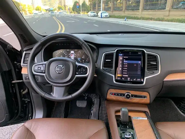 Volvo XC90 — Фото автомобиля 11