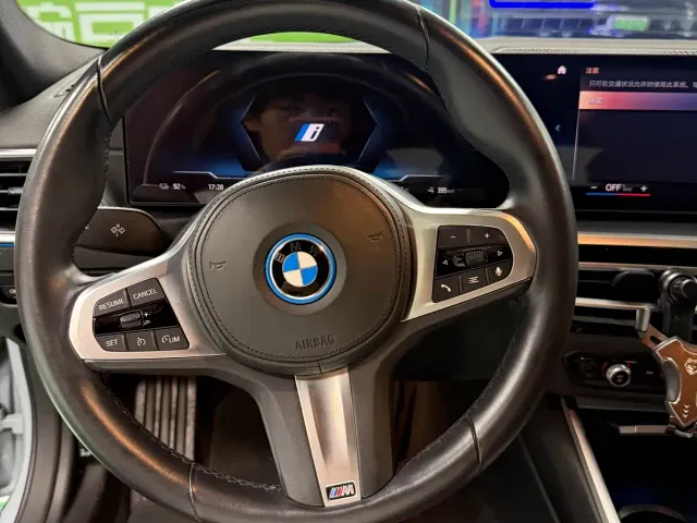BMW i4 — Фото автомобиля 11