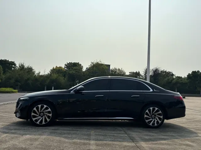 Mercedes-Benz E-Class — Фото автомобиля 4