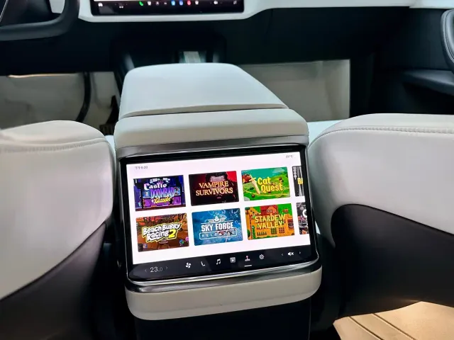 Tesla Model X — Фото автомобиля 16