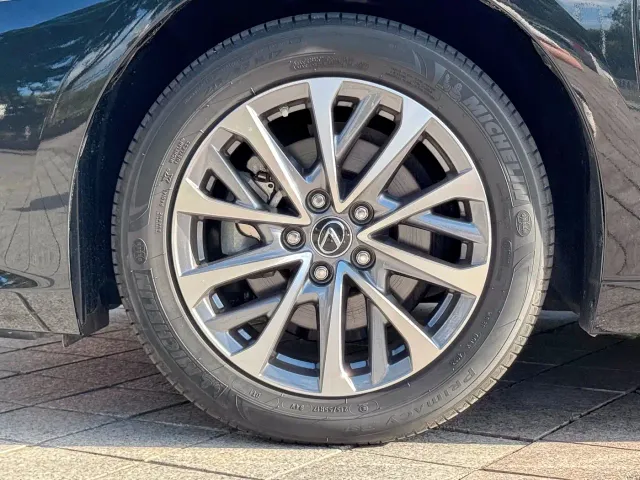Lexus ES — Фото автомобиля 7