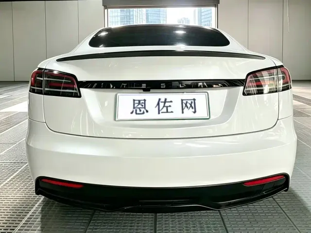 Tesla Model S — Фото автомобиля 8