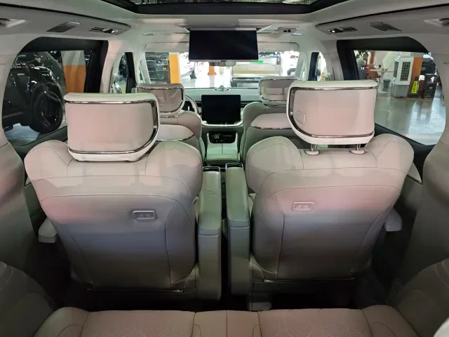 Volvo EM90 — Фото автомобиля 8