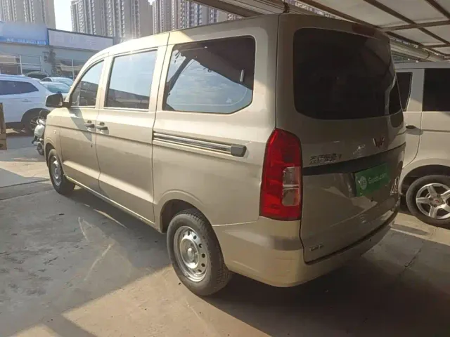 Wuling Hongguang V — Фото автомобиля 4