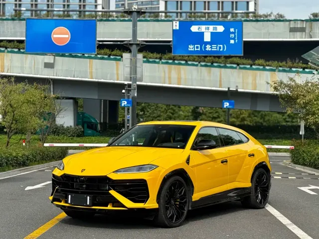 Lamborghini Urus — Фото автомобиля 3