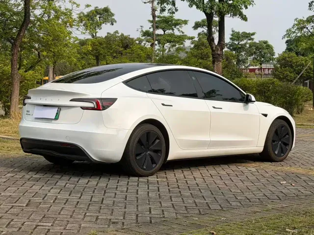 Tesla Model 3 — Фото автомобиля 5