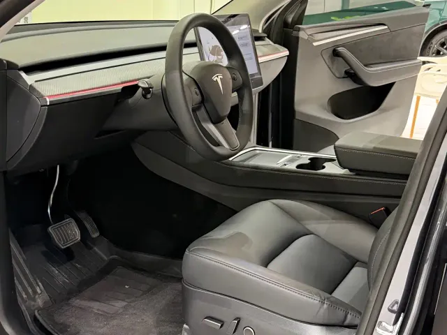 Tesla Model Y — Фото автомобиля 6
