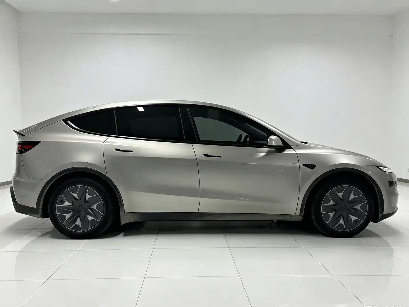 Tesla Model Y L 2025 Facelift Long Range AWD — Фото автомобиля 7