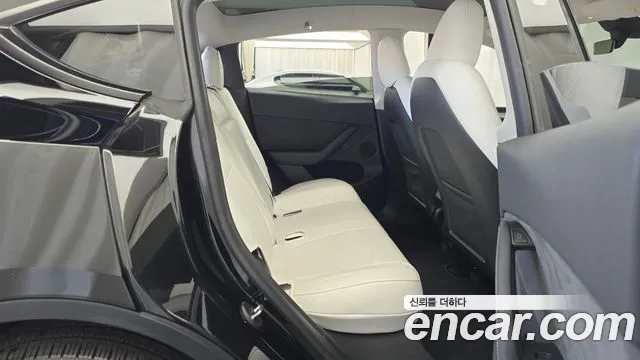Tesla Model Y — Фото автомобиля 17