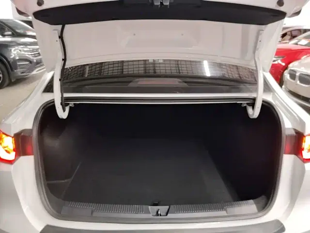 Roewe i5 — Фото автомобиля 18
