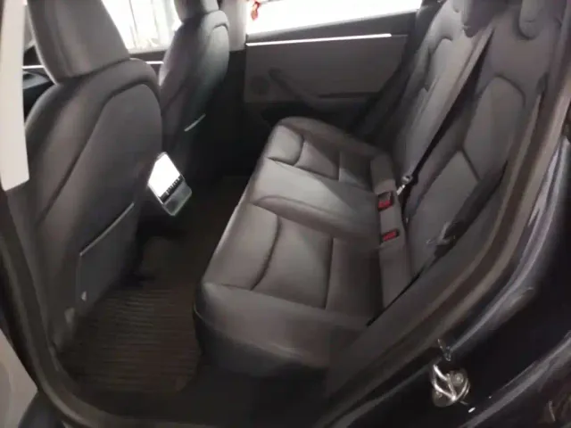 Tesla Model 3 — Фото автомобиля 16