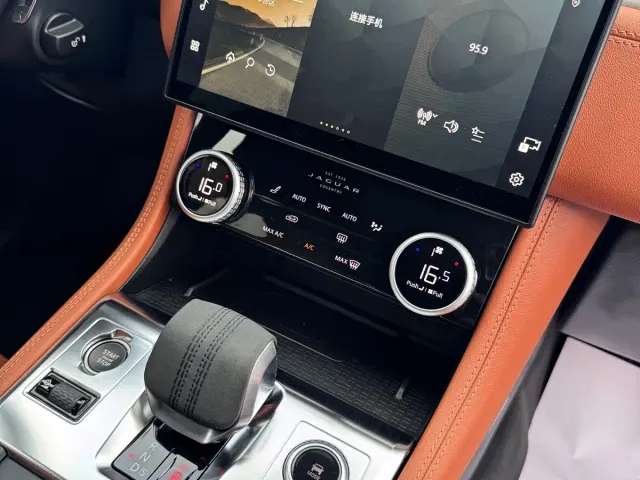 Jaguar F-Pace — Фото автомобиля 12