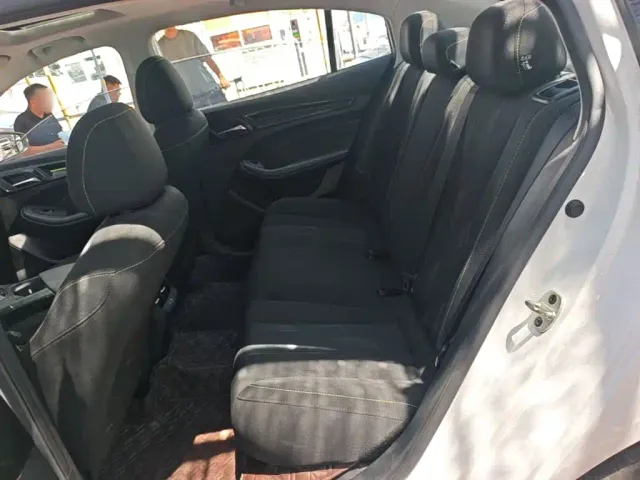 Roewe i5 — Фото автомобиля 16