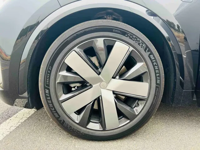 Li Auto L8 — Фото автомобиля 11