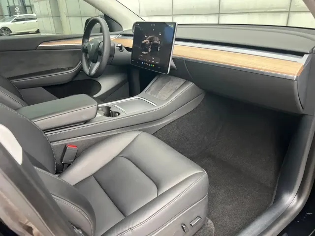 Tesla Model Y — Фото автомобиля 9