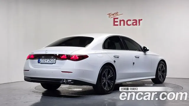 Mercedes-Benz E-Class — Фото автомобиля 2
