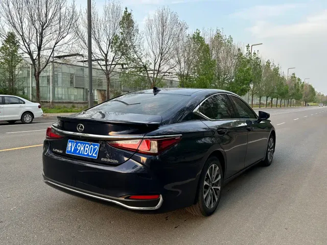 Lexus ES — Фото автомобиля 13