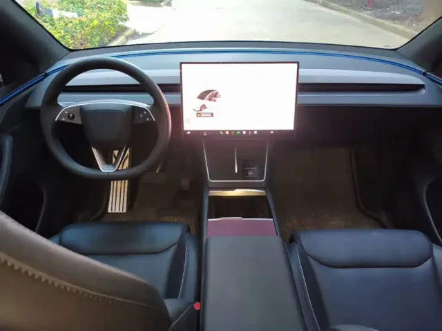 Tesla Model Y L — Фото автомобиля 9