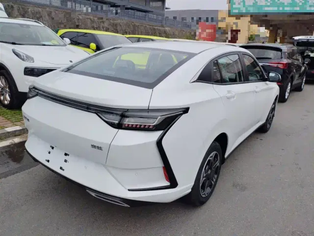 Dongfeng Yixuan — Фото автомобиля 6