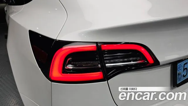 Tesla Model 3 — Фото автомобиля 22