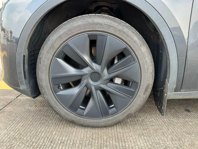 Tesla Model Y — Фото автомобиля 16