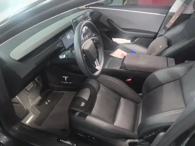Tesla Model 3 — Фото автомобиля 11