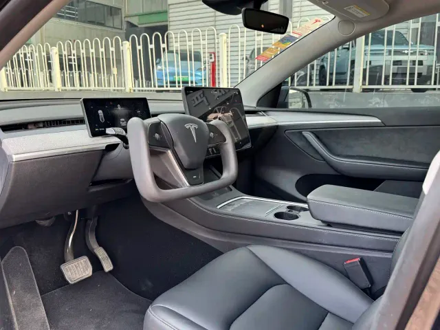 Tesla Model Y — Фото автомобиля 13