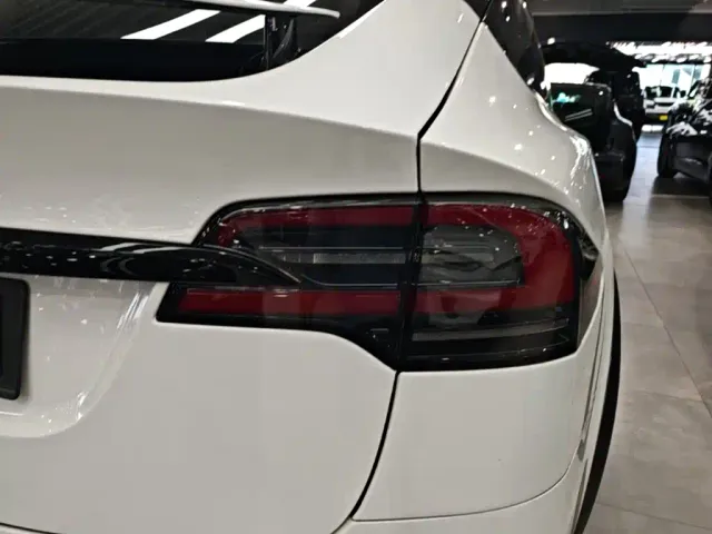 Tesla Model X — Фото автомобиля 23