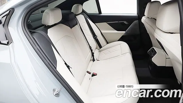 BMW 5 Series G60 — Фото автомобиля 18