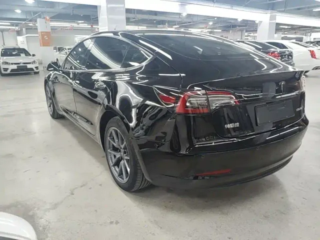 Tesla Model 3 — Фото автомобиля 4