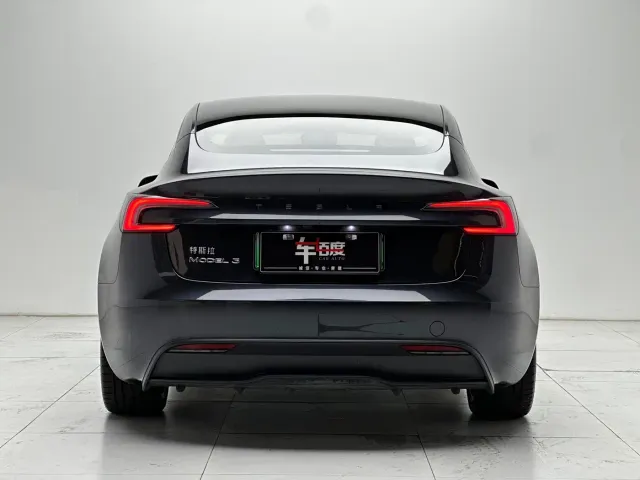 Tesla Model 3 — Фото автомобиля 5