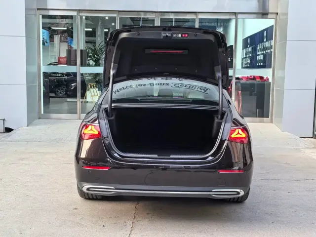 Mercedes-Benz E-Class — Фото автомобиля 8