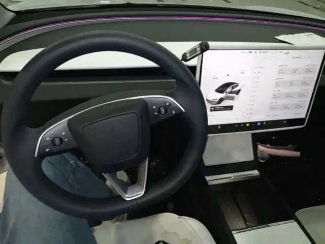 Tesla Model 3 — Фото автомобиля 10